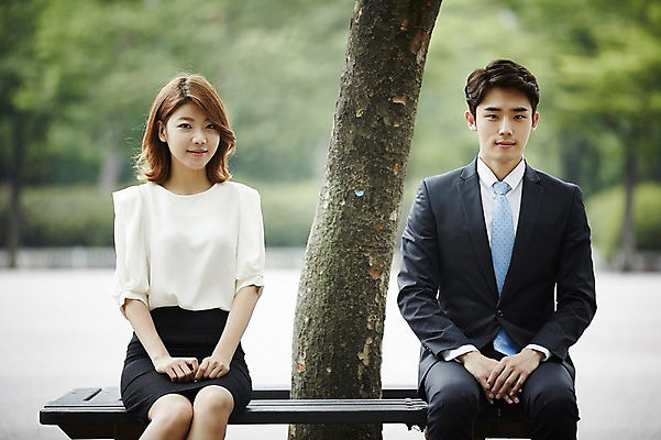 포토 JPG 주간 커플 공원 여자 남자 벤치 앉기 정장 상반신 20대 성인 야외 두명 앞모습 아웃포커스 비즈니스라이프 다정 한국인 비즈니스맨 비즈니스우먼 공손 사내커플 성인만 국내포토 자연요소 라이프스타일 옷 공공시설 뷰포인트 컨셉 의자 비즈니스 관계 모션 촬영기법 사람 동양인 청년 직장인 파일형식