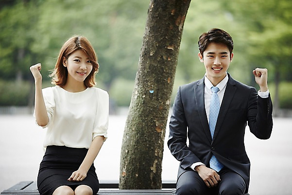 포토 JPG 주간 커플 공원 여자 남자 미소 앉기 정장 상반신 20대 성인 야외 두명 앞모습 비즈니스라이프 파이팅 다정 한국인 비즈니스맨 비즈니스우먼 자신감 공손 사내커플 성인만 국내포토 자연요소 라이프스타일 옷 공공시설 감정 뷰포인트 컨셉 비즈니스 관계 모션 표정 사람 동양인 청년 직장인 파일형식