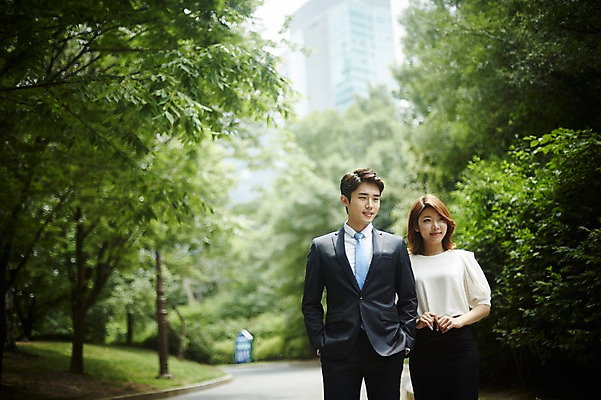 포토 JPG 주간 나무 커플 공원 여자 남자 서기 미소 정장 상반신 20대 성인 야외 두명 앞모습 비즈니스라이프 다정 한국인 비즈니스맨 비즈니스우먼 사내커플 성인만 국내포토 자연요소 식물 라이프스타일 옷 공공시설 뷰포인트 컨셉 비즈니스 관계 모션 표정 사람 동양인 청년 직장인 파일형식