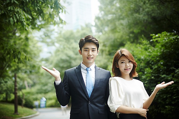 포토 JPG 주간 나무 커플 공원 여자 남자 안내 서기 미소 정장 상반신 20대 성인 야외 두명 앞모습 비즈니스라이프 다정 한국인 비즈니스맨 비즈니스우먼 사내커플 성인만 국내포토 자연요소 식물 라이프스타일 옷 공공시설 뷰포인트 컨셉 비즈니스 관계 모션 표정 사람 동양인 청년 직장인 파일형식