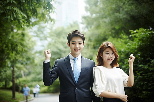 포토 JPG 주간 커플 공원 여자 남자 서기 미소 정장 상반신 20대 성인 야외 두명 앞모습 비즈니스라이프 파이팅 다정 주먹 한국인 비즈니스맨 비즈니스우먼 자신감 사내커플 성인만 국내포토 자연요소 라이프스타일 옷 공공시설 감정 뷰포인트 컨셉 비즈니스 관계 모션 표정 사람 동양인 청년 직장인 파일형식