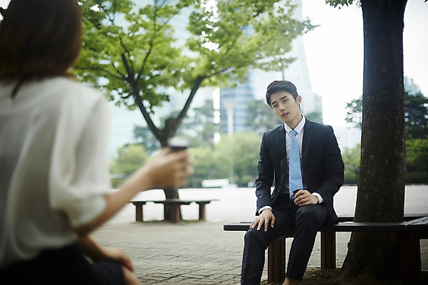 포토 JPG 주간 커플 공원 여자 남자 벤치 대화 앉기 정장 상반신 20대 성인 야외 두명 앞모습 뒷모습 비즈니스라이프 다정 한국인 비즈니스맨 비즈니스우먼 사내커플 캔커피 성인만 국내포토 자연요소 라이프스타일 옷 공공시설 커피 뷰포인트 컨셉 의자 비즈니스 관계 모션 말하기 사람 동양인 청년 직장인 파일형식