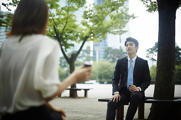 포토 JPG 주간 커플 공원 여자 남자 벤치 대화 앉기 정장 상반신 20대 성인 야외 두명 앞모습 뒷모습 비즈니스라이프 다정 한국인 비즈니스맨 비즈니스우먼 사내커플 캔커피 성인만 국내포토 자연요소 라이프스타일 옷 공공시설 커피 뷰포인트 컨셉 의자 비즈니스 관계 모션 말하기 사람 동양인 청년 직장인 파일형식