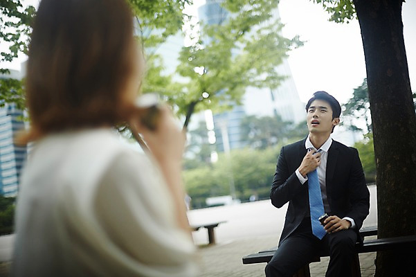 포토 JPG 주간 커플 공원 여자 남자 벤치 대화 앉기 정장 상반신 20대 성인 야외 두명 앞모습 뒷모습 비즈니스라이프 다정 한국인 비즈니스맨 비즈니스우먼 사내커플 캔커피 답답함 성인만 국내포토 자연요소 라이프스타일 옷 공공시설 커피 뷰포인트 컨셉 의자 비즈니스 관계 모션 말하기 사람 동양인 청년 직장인 감각 파일형식