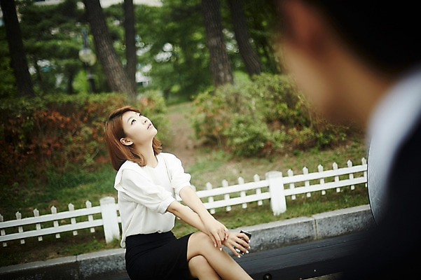 포토 JPG 주간 커플 공원 여자 남자 벤치 휴식 앉기 정장 상반신 20대 성인 야외 두명 옆모습 비즈니스라이프 다정 한국인 올려보기 비즈니스맨 비즈니스우먼 사내커플 성인만 국내포토 자연요소 라이프스타일 옷 공공시설 뷰포인트 컨셉 의자 비즈니스 관계 모션 사람 동양인 청년 직장인 파일형식