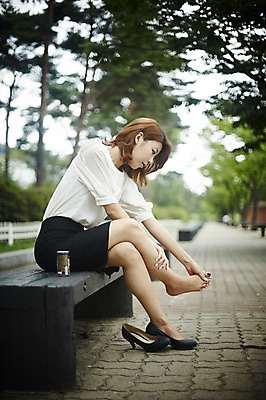 포토 JPG 주간 전신 공원 여자 벤치 휴식 피곤 한명 앉기 20대 성인 야외 옆모습 아웃포커스 비즈니스라이프 한국인 도시 비즈니스우먼 캔커피 성인여자한명만 국내포토 자연요소 1 라이프스타일 공공시설 커피 뷰포인트 컨셉 의자 비즈니스 모션 촬영기법 사람 동양인 청년 직장인 여자한명만 성인여자만 파일형식