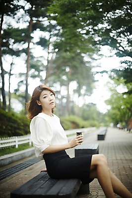 포토 JPG 주간 공원 여자 벤치 휴식 피곤 한명 앉기 상반신 20대 성인 야외 옆모습 아웃포커스 비즈니스라이프 한국인 도시 비즈니스우먼 캔커피 성인여자한명만 국내포토 자연요소 1 라이프스타일 공공시설 커피 뷰포인트 컨셉 의자 비즈니스 모션 촬영기법 사람 동양인 청년 직장인 여자한명만 성인여자만 파일형식