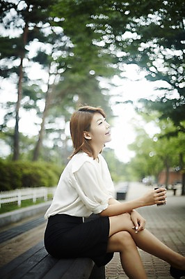 포토 JPG 주간 공원 여자 벤치 휴식 피곤 한명 앉기 상반신 20대 성인 야외 옆모습 아웃포커스 비즈니스라이프 한국인 도시 비즈니스우먼 캔커피 성인여자한명만 국내포토 자연요소 1 라이프스타일 공공시설 커피 뷰포인트 컨셉 의자 비즈니스 모션 촬영기법 사람 동양인 청년 직장인 여자한명만 성인여자만 파일형식