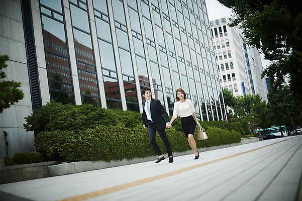 포토 JPG 주간 전신 커플 여자 남자 거리 정장 빌딩 20대 성인 야외 두명 앞모습 비즈니스라이프 달리기 손잡기 다정 한국인 핸드백 도시 비즈니스맨 비즈니스우먼 출근 사내커플 성인만 국내포토 자연요소 라이프스타일 옷 뷰포인트 컨셉 가방 비즈니스 관계 모션 사람 동양인 청년 건물 직장인 출퇴근 파일형식