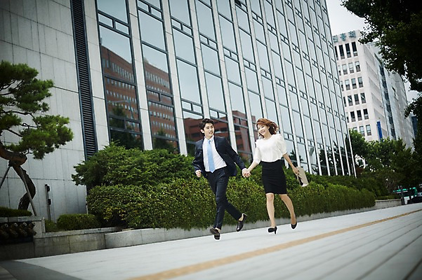 포토 JPG 주간 전신 커플 여자 남자 거리 정장 빌딩 20대 성인 야외 두명 앞모습 비즈니스라이프 달리기 손잡기 다정 한국인 핸드백 도시 비즈니스맨 비즈니스우먼 출근 사내커플 성인만 국내포토 자연요소 라이프스타일 옷 뷰포인트 컨셉 가방 비즈니스 관계 모션 사람 동양인 청년 건물 직장인 출퇴근 파일형식