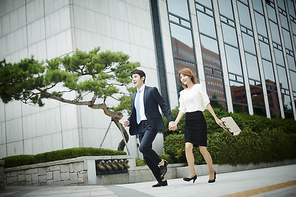 포토 JPG 주간 전신 커플 여자 남자 거리 정장 빌딩 20대 성인 야외 두명 앞모습 비즈니스라이프 달리기 손잡기 다정 한국인 핸드백 도시 비즈니스맨 비즈니스우먼 출근 사내커플 성인만 국내포토 자연요소 라이프스타일 옷 뷰포인트 컨셉 가방 비즈니스 관계 모션 사람 동양인 청년 건물 직장인 출퇴근 파일형식