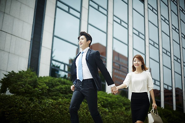 포토 JPG 주간 커플 여자 남자 거리 미소 정장 빌딩 상반신 20대 성인 야외 두명 앞모습 비즈니스라이프 달리기 손잡기 다정 한국인 핸드백 도시 비즈니스맨 비즈니스우먼 출근 사내커플 성인만 국내포토 자연요소 라이프스타일 옷 뷰포인트 컨셉 가방 비즈니스 관계 모션 표정 사람 동양인 청년 건물 직장인 출퇴근 파일형식
