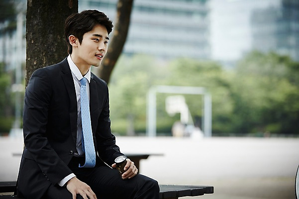 포토 JPG 주간 남자 휴식 한명 미소 앉기 정장 상반신 20대 성인 야외 옆모습 비즈니스라이프 한국인 도시 비즈니스맨 캔커피 성인남자한명만 국내포토 자연요소 1 라이프스타일 옷 커피 뷰포인트 컨셉 비즈니스 모션 표정 사람 동양인 청년 직장인 남자한명만 성인남자만 파일형식