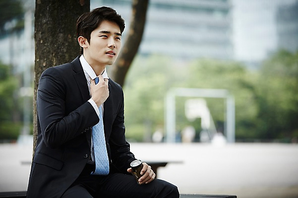 포토 JPG 주간 남자 휴식 한명 앉기 정장 상반신 20대 성인 야외 옆모습 비즈니스라이프 한국인 도시 비즈니스맨 캔커피 성인남자한명만 국내포토 자연요소 1 라이프스타일 옷 커피 뷰포인트 컨셉 비즈니스 모션 사람 동양인 청년 직장인 남자한명만 성인남자만 파일형식