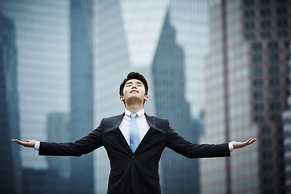 포토 JPG 주간 남자 여유 팔벌리기 한명 서기 미소 정장 상반신 20대 성인 야외 앞모습 비즈니스라이프 눈감음 한국인 비즈니스맨 성인남자한명만 국내포토 자연요소 1 라이프스타일 옷 감정 뷰포인트 비즈니스 모션 표정 사람 동양인 청년 직장인 남자한명만 성인남자만 파일형식