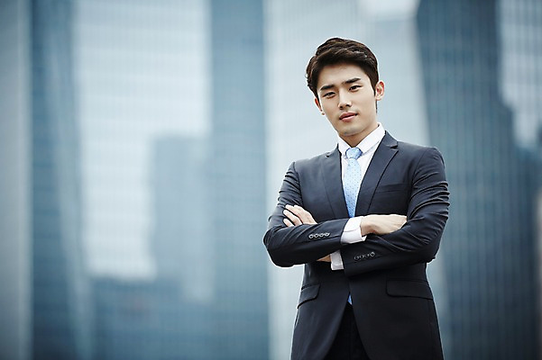 포토 JPG 주간 남자 한명 서기 정장 상반신 20대 성인 야외 앞모습 아웃포커스 비즈니스라이프 팔짱 한국인 비즈니스맨 성인남자한명만 국내포토 자연요소 1 라이프스타일 옷 뷰포인트 비즈니스 모션 촬영기법 사람 동양인 청년 직장인 남자한명만 성인남자만 파일형식