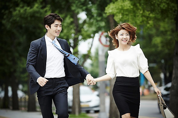 포토 JPG 주간 커플 여자 남자 거리 사랑 정장 상반신 20대 성인 야외 두명 앞모습 비즈니스라이프 달리기 손잡기 다정 한국인 도시 비즈니스맨 비즈니스우먼 사내커플 성인만 국내포토 자연요소 라이프스타일 옷 감정 뷰포인트 컨셉 비즈니스 관계 모션 사람 동양인 청년 직장인 파일형식