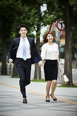 포토 JPG 주간 전신 커플 여자 남자 거리 미소 정장 20대 성인 야외 두명 앞모습 비즈니스라이프 달리기 손잡기 다정 한국인 핸드백 도시 비즈니스맨 비즈니스우먼 사내커플 성인만 국내포토 자연요소 라이프스타일 옷 뷰포인트 컨셉 가방 비즈니스 관계 모션 표정 사람 동양인 청년 직장인 파일형식