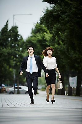 포토 JPG 주간 전신 커플 여자 남자 거리 미소 정장 20대 성인 야외 두명 앞모습 비즈니스라이프 달리기 손잡기 다정 한국인 핸드백 도시 비즈니스맨 비즈니스우먼 사내커플 성인만 국내포토 자연요소 라이프스타일 옷 뷰포인트 컨셉 가방 비즈니스 관계 모션 표정 사람 동양인 청년 직장인 파일형식