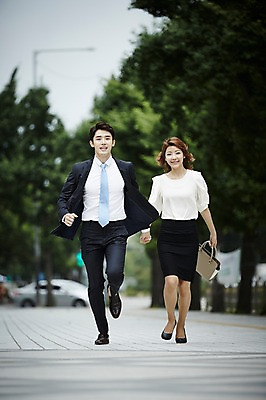 포토 JPG 주간 전신 커플 여자 남자 거리 미소 정장 20대 성인 야외 두명 앞모습 비즈니스라이프 달리기 손잡기 다정 한국인 핸드백 도시 비즈니스맨 비즈니스우먼 사내커플 성인만 국내포토 자연요소 라이프스타일 옷 뷰포인트 컨셉 가방 비즈니스 관계 모션 표정 사람 동양인 청년 직장인 파일형식