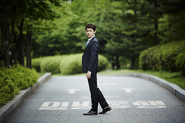 포토 JPG 주간 전신 공원 남자 도로 거리 한명 서기 정장 20대 성인 야외 옆모습 아웃포커스 비즈니스라이프 한국인 비즈니스맨 뒤돌아보기 성인남자한명만 국내포토 자연요소 1 라이프스타일 옷 공공시설 길 뷰포인트 비즈니스 교통시설 모션 촬영기법 사람 동양인 청년 직장인 남자한명만 성인남자만 파일형식