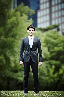 포토 JPG 주간 전신 남자 한명 서기 정장 20대 성인 야외 앞모습 비즈니스라이프 한국인 비즈니스맨 자신감 차렷 성인남자한명만 국내포토 자연요소 1 라이프스타일 옷 감정 뷰포인트 포즈 비즈니스 모션 사람 동양인 청년 직장인 남자한명만 성인남자만 파일형식