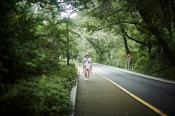 포토 JPG 주간 전신 나무 커플 공원 여자 남자 도로 커플라이프 데이트 사랑 미소 20대 성인 야외 두명 앞모습 걷기 산책 한국인 업기 성인만 국내포토 자연요소 식물 라이프스타일 공공시설 감정 길 뷰포인트 관계 교통시설 모션 휴식 표정 사람 동양인 청년 파일형식