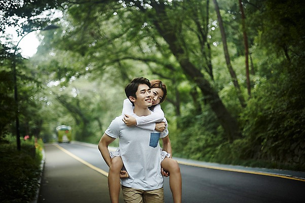 포토 JPG 주간 커플 공원 여자 남자 도로 커플라이프 데이트 사랑 미소 상반신 20대 성인 야외 두명 앞모습 걷기 다정 산책 한국인 업기 성인만 국내포토 자연요소 라이프스타일 공공시설 감정 길 뷰포인트 컨셉 관계 교통시설 모션 휴식 표정 사람 동양인 청년 파일형식