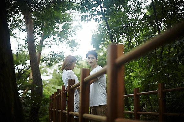 포토 JPG 주간 나무 커플 공원 여자 남자 커플라이프 데이트 사랑 서기 상반신 20대 성인 야외 두명 옆모습 산책 한국인 가교 성인만 국내포토 자연요소 식물 라이프스타일 건축물 공공시설 감정 뷰포인트 관계 모션 휴식 사람 동양인 청년 파일형식