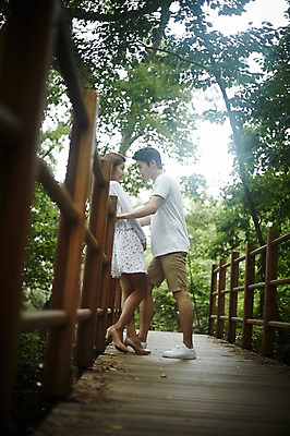 포토 JPG 주간 전신 나무 커플 공원 여자 남자 커플라이프 데이트 사랑 서기 미소 20대 성인 야외 두명 옆모습 마주보기 다정 산책 한국인 성인만 국내포토 자연요소 식물 라이프스타일 공공시설 감정 뷰포인트 컨셉 관계 모션 휴식 표정 사람 동양인 청년 파일형식