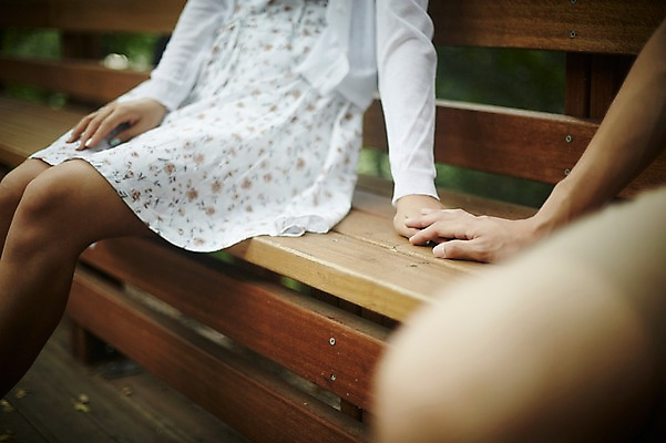 포토 JPG 주간 커플 공원 여자 남자 커플라이프 벤치 데이트 사랑 앉기 상반신 20대 성인 야외 두명 손잡기 산책 한국인 성인만 국내포토 자연요소 라이프스타일 공공시설 감정 의자 관계 모션 휴식 사람 동양인 청년 파일형식