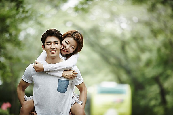 포토 JPG 주간 커플 공원 여자 남자 커플라이프 데이트 사랑 미소 상반신 20대 성인 야외 두명 앞모습 걷기 다정 산책 한국인 업기 성인만 국내포토 자연요소 라이프스타일 공공시설 감정 뷰포인트 컨셉 관계 모션 휴식 표정 사람 동양인 청년 파일형식