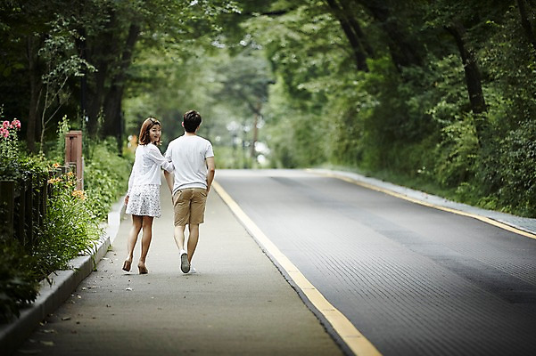 포토 JPG 주간 전신 나무 커플 공원 여자 남자 도로 커플라이프 데이트 사랑 20대 성인 야외 두명 뒷모습 걷기 팔짱 다정 산책 한국인 뒤돌아보기 주머니손 성인만 국내포토 자연요소 식물 라이프스타일 공공시설 감정 길 뷰포인트 컨셉 관계 교통시설 모션 휴식 사람 동양인 청년 파일형식