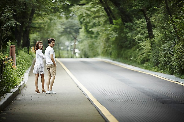 포토 JPG 주간 전신 나무 커플 공원 여자 남자 도로 커플라이프 데이트 사랑 20대 성인 야외 두명 뒷모습 걷기 팔짱 다정 산책 한국인 뒤돌아보기 주머니손 성인만 국내포토 자연요소 식물 라이프스타일 공공시설 감정 길 뷰포인트 컨셉 관계 교통시설 모션 휴식 사람 동양인 청년 파일형식