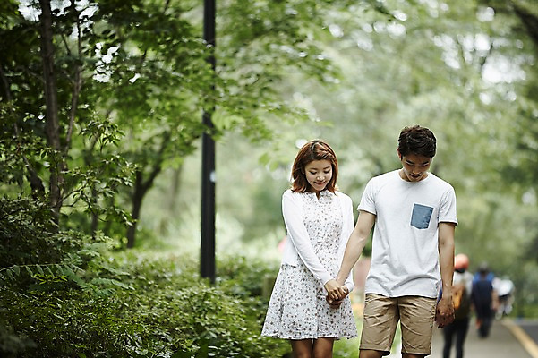 포토 JPG 주간 나무 커플 공원 여자 남자 커플라이프 데이트 사랑 미소 상반신 20대 성인 야외 두명 앞모습 걷기 손잡기 산책 한국인 성인만 국내포토 자연요소 식물 라이프스타일 공공시설 감정 뷰포인트 관계 모션 휴식 표정 사람 동양인 청년 파일형식