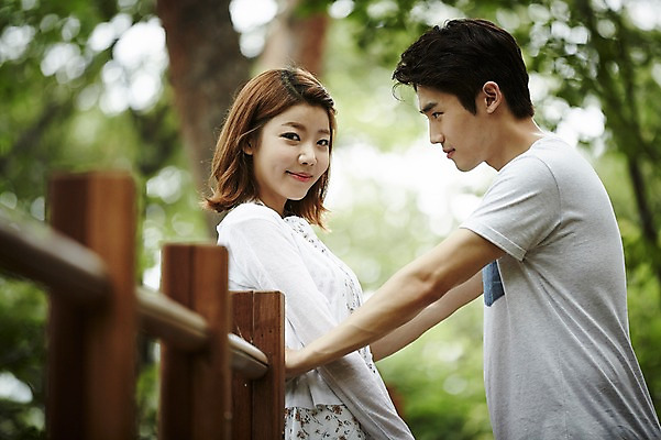 포토 JPG 주간 나무 커플 공원 여자 남자 커플라이프 데이트 사랑 서기 미소 상반신 20대 성인 야외 두명 옆모습 다정 산책 한국인 성인만 국내포토 자연요소 식물 라이프스타일 공공시설 감정 뷰포인트 컨셉 관계 모션 휴식 표정 사람 동양인 청년 파일형식