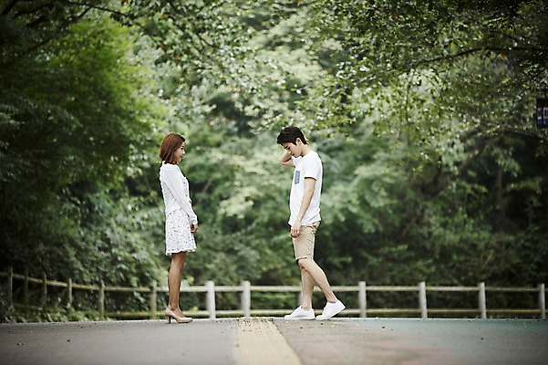 포토 JPG 주간 전신 나무 커플 공원 여자 남자 커플라이프 데이트 사랑 서기 20대 성인 야외 두명 옆모습 걷기 산책 한국인 수줍음 성인만 국내포토 자연요소 식물 라이프스타일 공공시설 감정 뷰포인트 관계 모션 휴식 사람 동양인 청년 파일형식