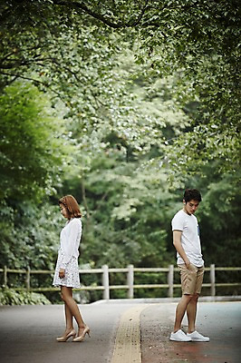 포토 JPG 주간 전신 나무 커플 공원 여자 남자 커플라이프 데이트 서기 20대 성인 야외 두명 옆모습 한국인 등돌리기 이별 주머니손 성인만 국내포토 자연요소 식물 라이프스타일 공공시설 뷰포인트 컨셉 관계 모션 사람 동양인 청년 파일형식