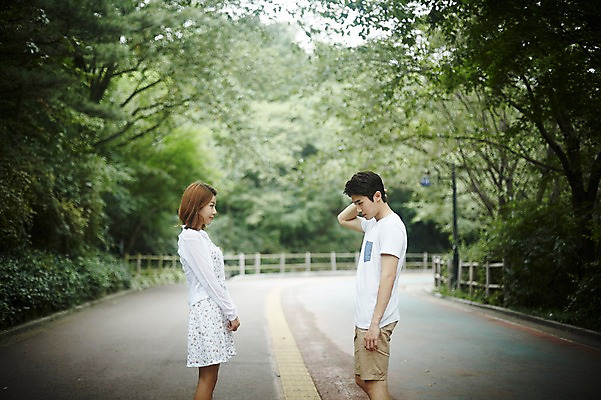 포토 JPG 주간 나무 커플 공원 여자 남자 도로 커플라이프 데이트 사랑 서기 상반신 20대 성인 야외 두명 옆모습 산책 한국인 수줍음 성인만 국내포토 자연요소 식물 라이프스타일 공공시설 감정 길 뷰포인트 관계 교통시설 모션 휴식 사람 동양인 청년 파일형식