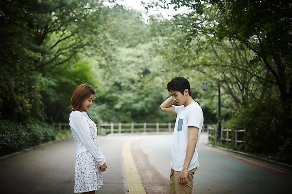 포토 JPG 주간 나무 커플 공원 여자 남자 도로 커플라이프 데이트 사랑 서기 상반신 20대 성인 야외 두명 옆모습 산책 한국인 수줍음 성인만 국내포토 자연요소 식물 라이프스타일 공공시설 감정 길 뷰포인트 관계 교통시설 모션 휴식 사람 동양인 청년 파일형식