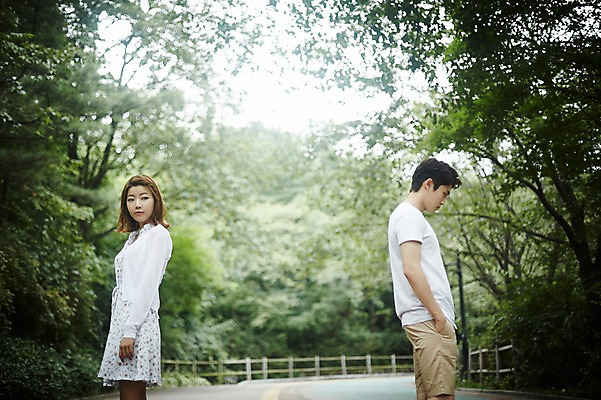 포토 JPG 주간 나무 커플 공원 여자 남자 커플라이프 데이트 서기 상반신 20대 성인 야외 두명 옆모습 한국인 등돌리기 주머니손 성인만 국내포토 자연요소 식물 라이프스타일 공공시설 뷰포인트 관계 모션 사람 동양인 청년 파일형식