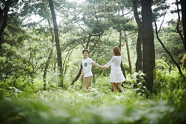 포토 JPG 주간 전신 나무 커플 공원 여자 남자 커플라이프 데이트 사랑 미소 20대 성인 야외 두명 옆모습 걷기 손잡기 다정 산책 한국인 숲 성인만 국내포토 자연요소 식물 라이프스타일 공공시설 감정 뷰포인트 컨셉 관계 모션 휴식 표정 사람 동양인 청년 파일형식