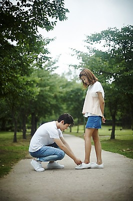 포토 JPG 주간 전신 나무 커플 공원 여자 남자 커플라이프 데이트 사랑 서기 앉기 20대 성인 야외 두명 옆모습 다정 산책 산책로 한국인 신발끈묶기 성인만 국내포토 자연요소 식물 라이프스타일 공공시설 감정 길 뷰포인트 컨셉 관계 모션 휴식 사람 동양인 청년 묶기 신발끈 파일형식