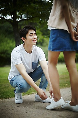 포토 JPG 주간 전신 커플 공원 여자 남자 커플라이프 데이트 사랑 서기 미소 앉기 20대 성인 야외 두명 앞모습 뒷모습 다정 산책 한국인 하반신 신발끈묶기 성인만 국내포토 자연요소 라이프스타일 공공시설 감정 뷰포인트 컨셉 관계 모션 휴식 표정 사람 동양인 청년 묶기 신발끈 파일형식