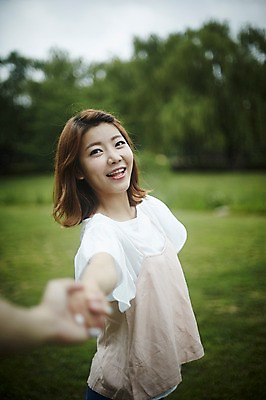포토 JPG 주간 손 커플 공원 여자 남자 커플라이프 데이트 사랑 미소 상반신 20대 성인 야외 두명 옆모습 신체부위 걷기 손잡기 산책 한국인 성인만 국내포토 자연요소 라이프스타일 공공시설 감정 뷰포인트 관계 모션 휴식 표정 사람 동양인 청년 파일형식