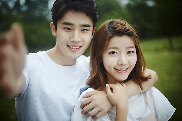 포토 JPG 주간 커플 공원 여자 남자 커플라이프 데이트 안기 사랑 서기 미소 상반신 20대 성인 야외 두명 앞모습 다정 한국인 셀프카메라 성인만 국내포토 자연요소 라이프스타일 공공시설 감정 뷰포인트 컨셉 관계 모션 표정 사람 동양인 청년 사진촬영 파일형식
