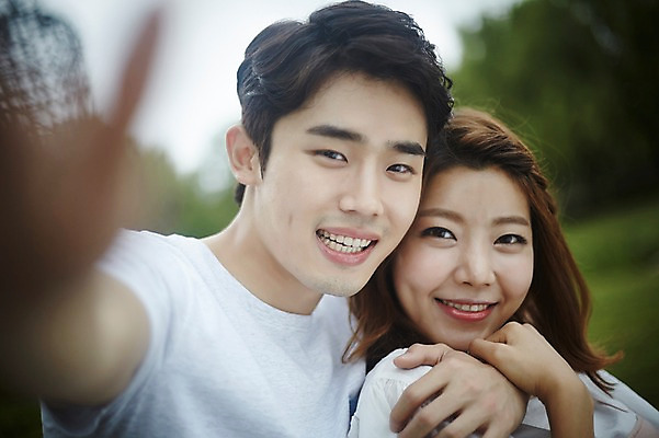 포토 JPG 주간 커플 공원 여자 남자 커플라이프 데이트 안기 사랑 서기 미소 상반신 20대 성인 야외 두명 앞모습 다정 한국인 셀프카메라 성인만 국내포토 자연요소 라이프스타일 공공시설 감정 뷰포인트 컨셉 관계 모션 표정 사람 동양인 청년 사진촬영 파일형식