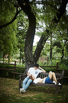 포토 JPG 주간 전신 나무 커플 공원 여자 남자 커플라이프 벤치 데이트 사랑 앉기 20대 성인 야외 두명 앞모습 옆모습 눕기 다정 산책 한국인 성인만 쓰다듬기 국내포토 자연요소 식물 라이프스타일 공공시설 감정 뷰포인트 컨셉 의자 관계 모션 휴식 사람 동양인 청년 파일형식
