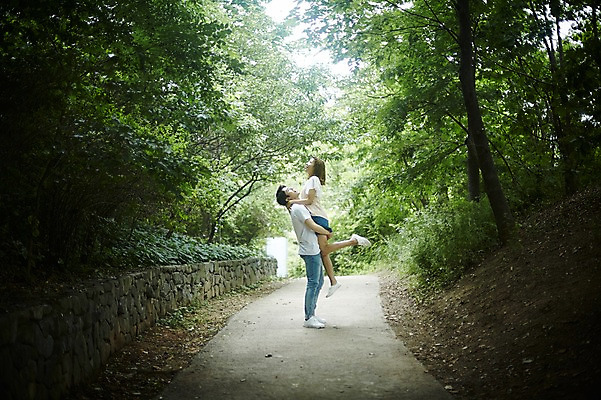 포토 JPG 주간 전신 나무 커플 공원 여자 남자 커플라이프 데이트 안기 사랑 서기 미소 20대 성인 야외 두명 옆모습 다정 산책 산책로 한국인 성인만 들어올리기 국내포토 자연요소 식물 라이프스타일 공공시설 감정 길 뷰포인트 컨셉 관계 모션 휴식 표정 사람 동양인 청년 파일형식