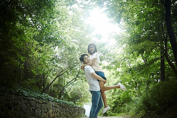 포토 JPG 주간 전신 나무 커플 공원 여자 남자 커플라이프 데이트 안기 사랑 서기 미소 20대 성인 야외 두명 옆모습 다정 산책 산책로 한국인 성인만 들어올리기 국내포토 자연요소 식물 라이프스타일 공공시설 감정 길 뷰포인트 컨셉 관계 모션 휴식 표정 사람 동양인 청년 파일형식